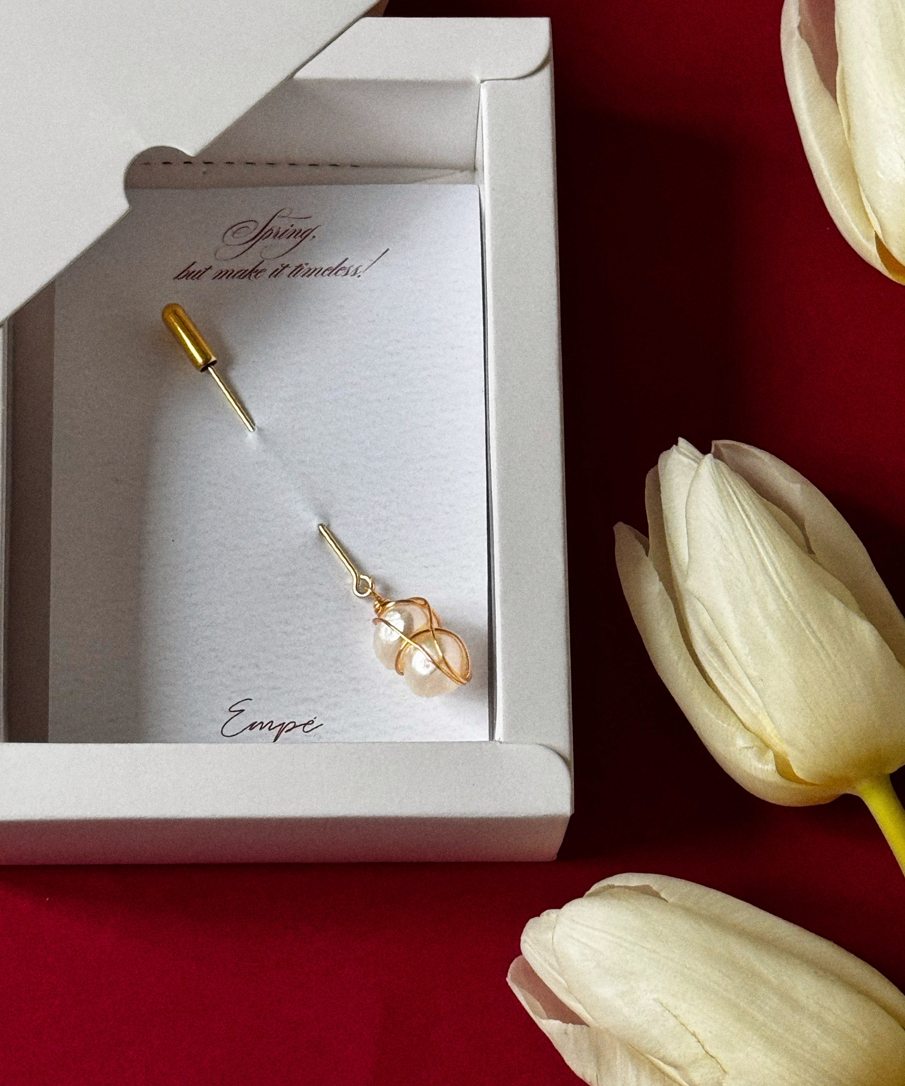 martisor, brosa, ac, auriu, realizat manual, handmade, pin, perla de cultura, artizanat, accesoriu, timeless