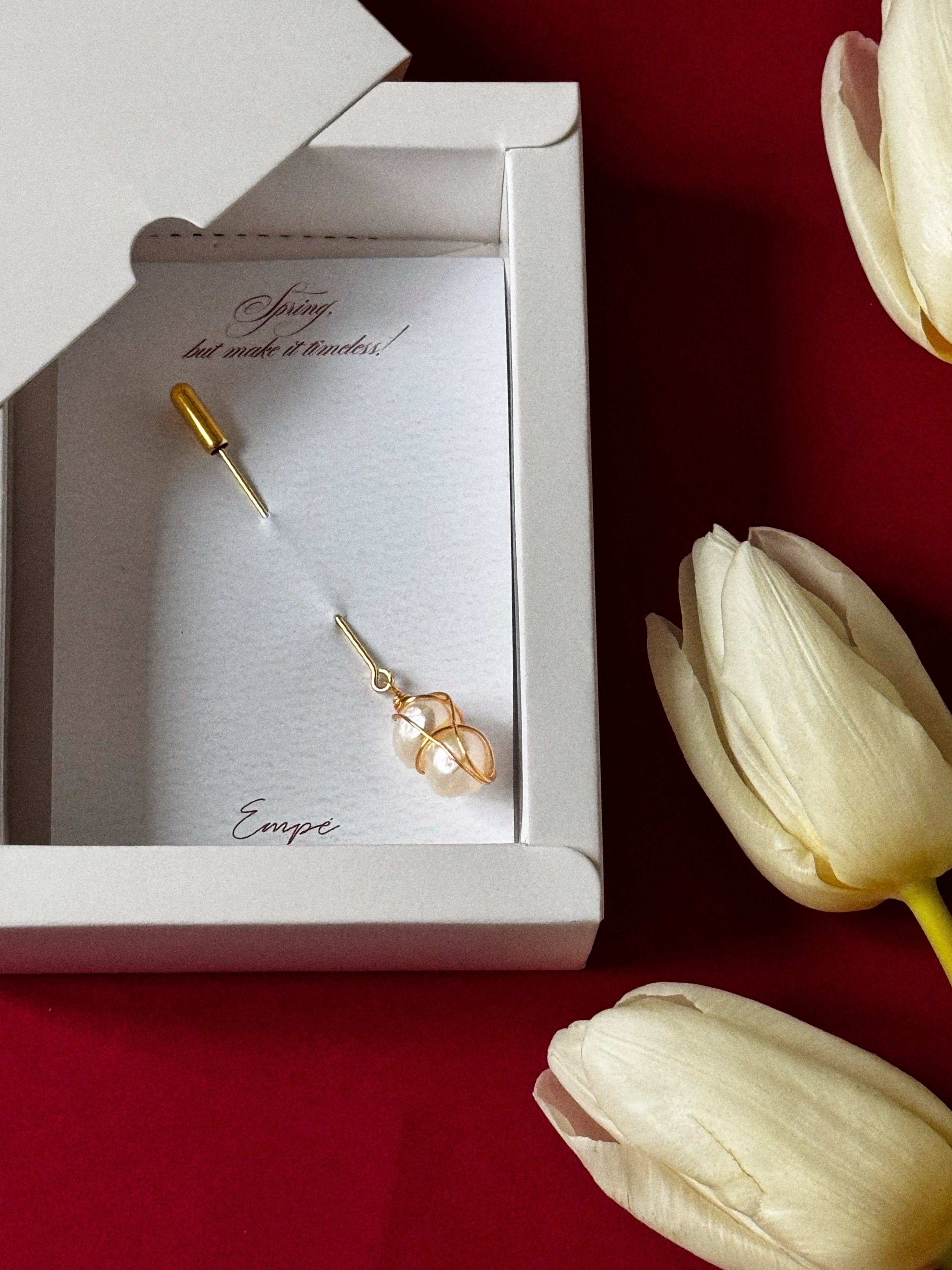 martisor, brosa, ac, auriu, realizat manual, handmade, pin, perla de cultura, artizanat, accesoriu, timeless