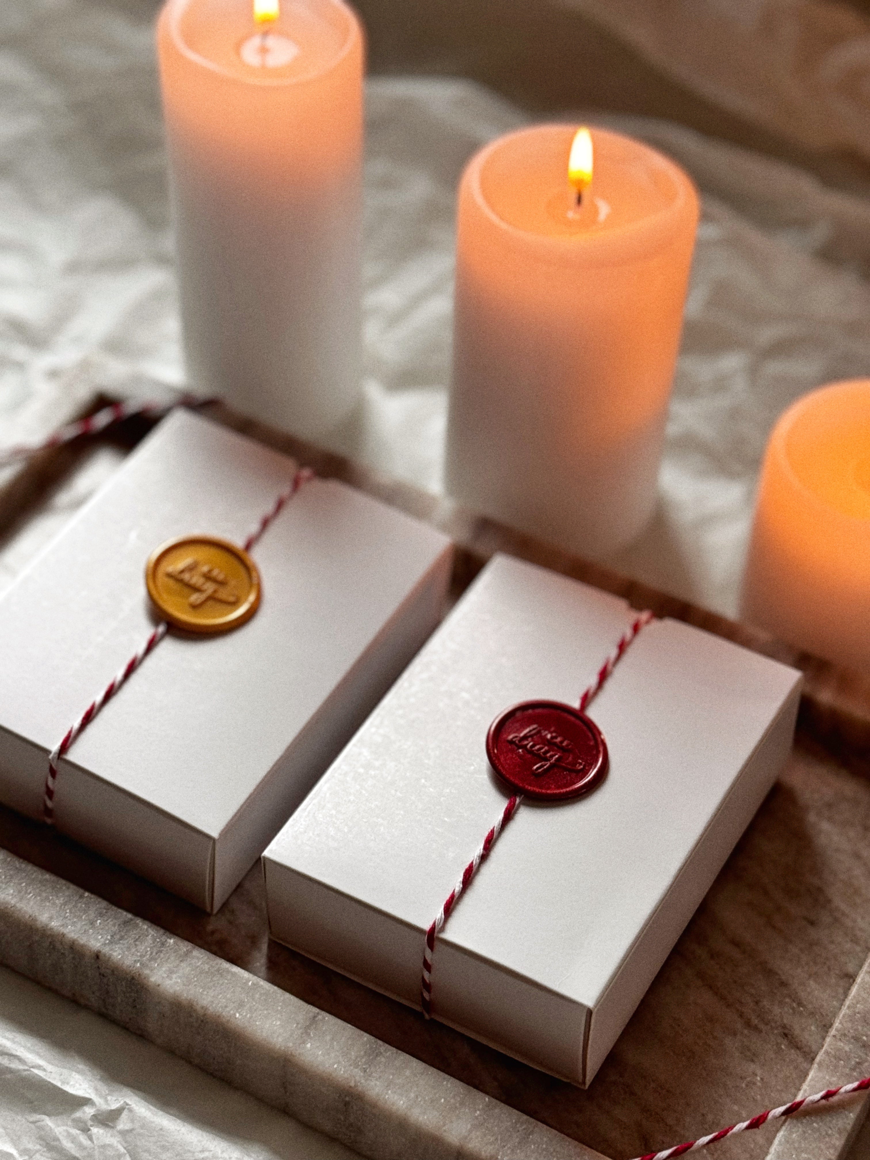 martisor, brosa, ac, auriu, realizat manual, handmade, pin, perla de cultura, artizanat, accesoriu, timeless