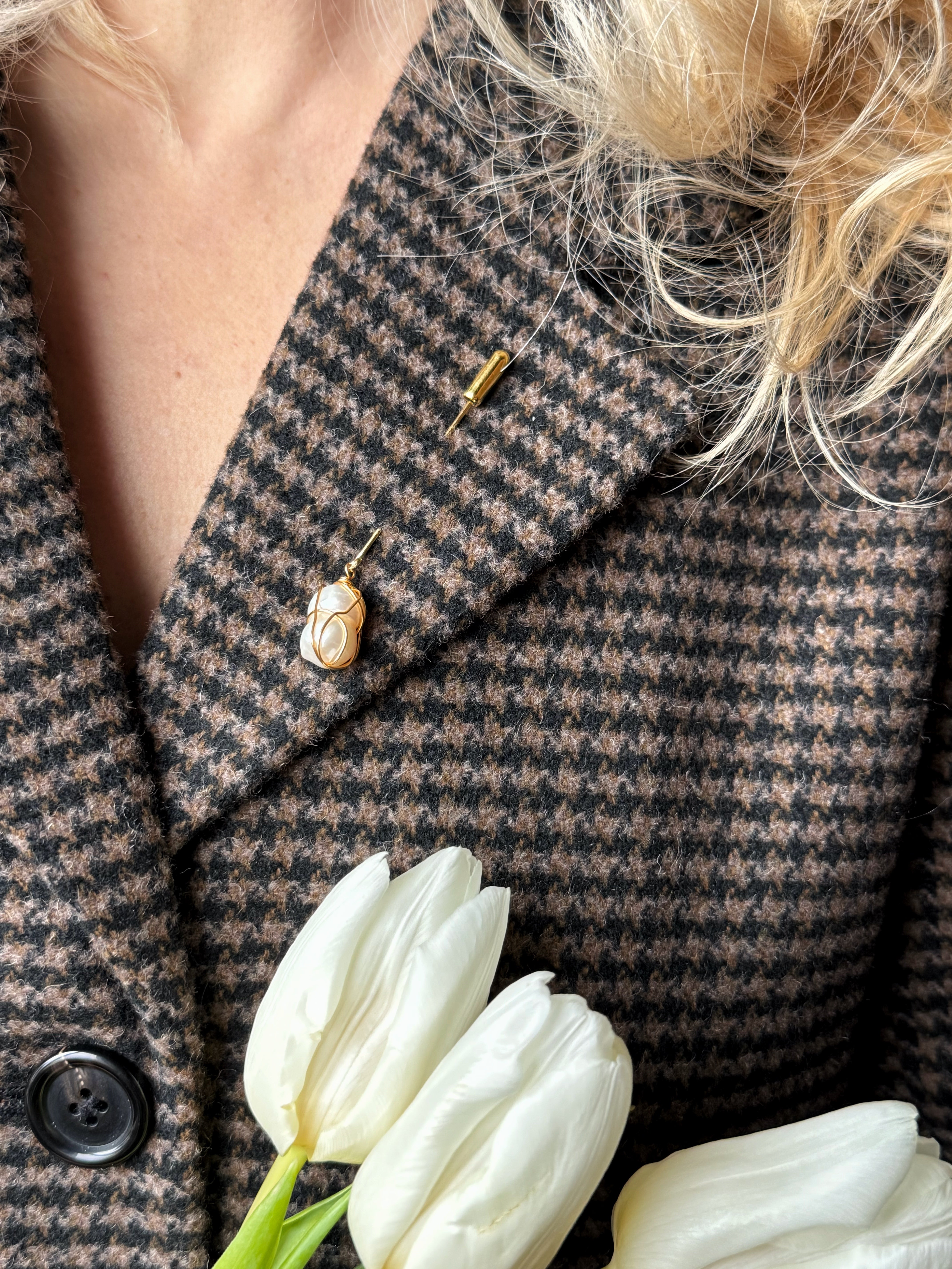 martisor, brosa, ac, auriu, realizat manual, handmade, pin, perla de cultura, artizanat, accesoriu, timeless