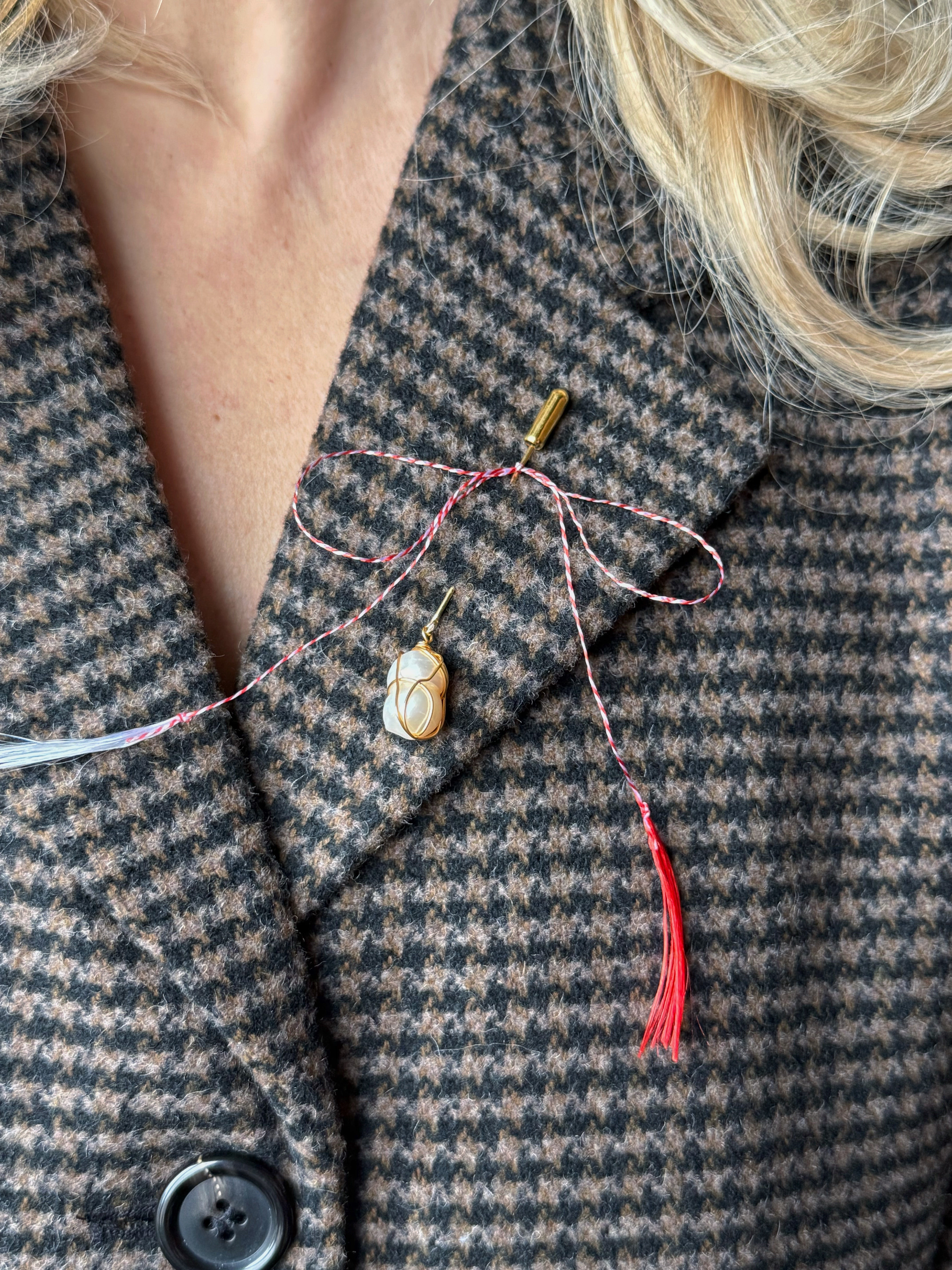 martisor, brosa, ac, auriu, realizat manual, handmade, pin, perla de cultura, artizanat, accesoriu, timeless