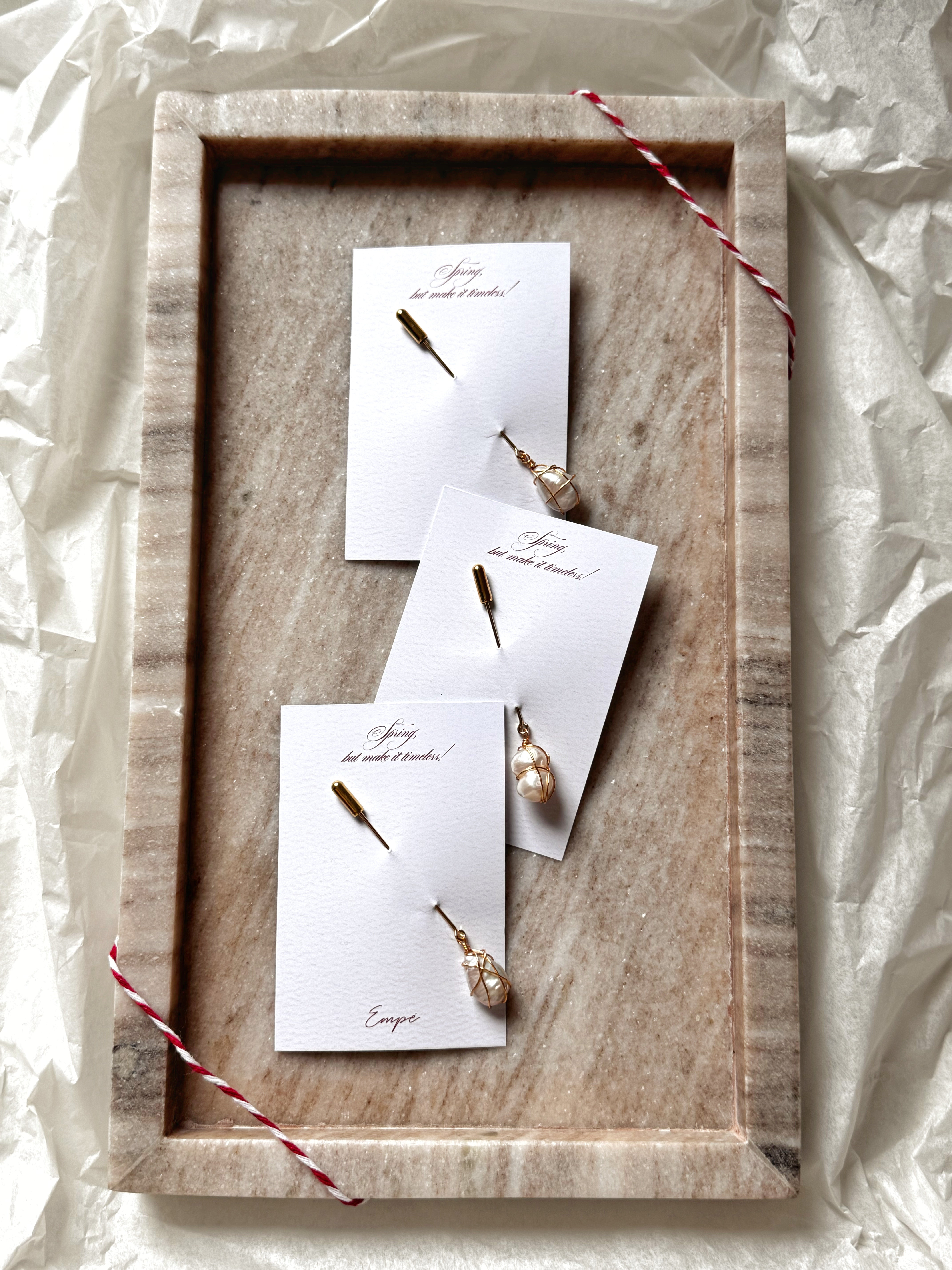 martisor, brosa, ac, auriu, realizat manual, handmade, pin, perla de cultura, artizanat, accesoriu, timeless