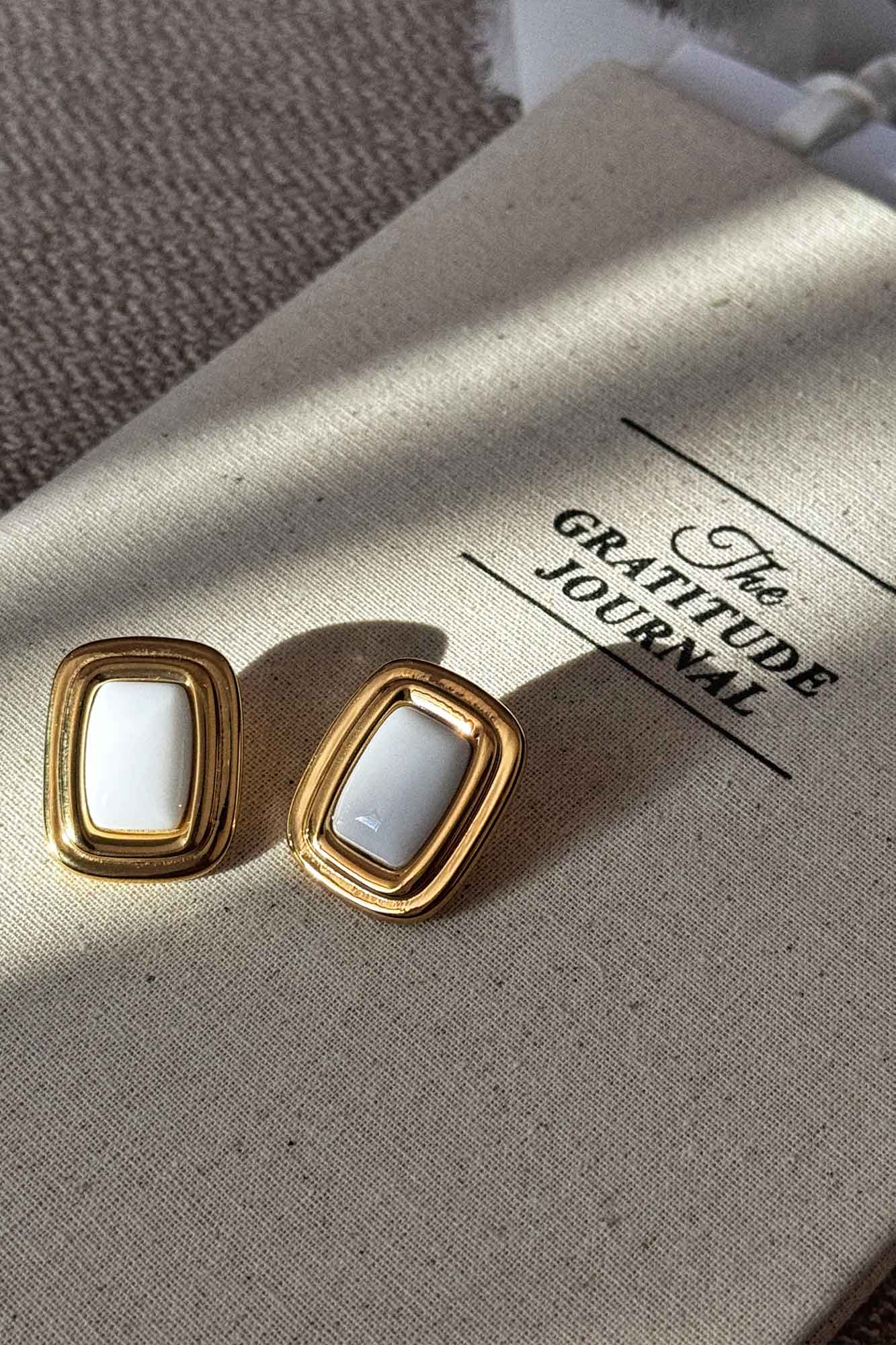 cercei inox, auriu, perle de cultura, cercei statement, cadou, bijuterii, realizat manual, cercei hipoalergenici, agata alba, vintage, pietre semipretioase