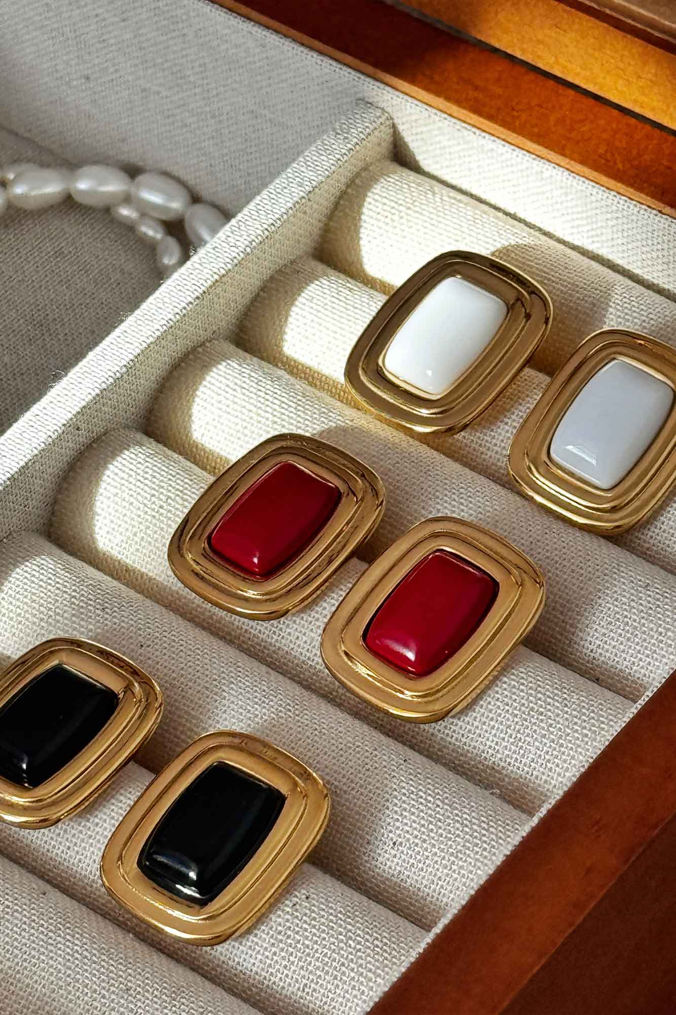 cercei inox, auriu, perle de cultura, cercei statement, cadou, bijuterii, realizat manual, cercei hipoalergenici, agata alba, vintage, pietre semipretioase