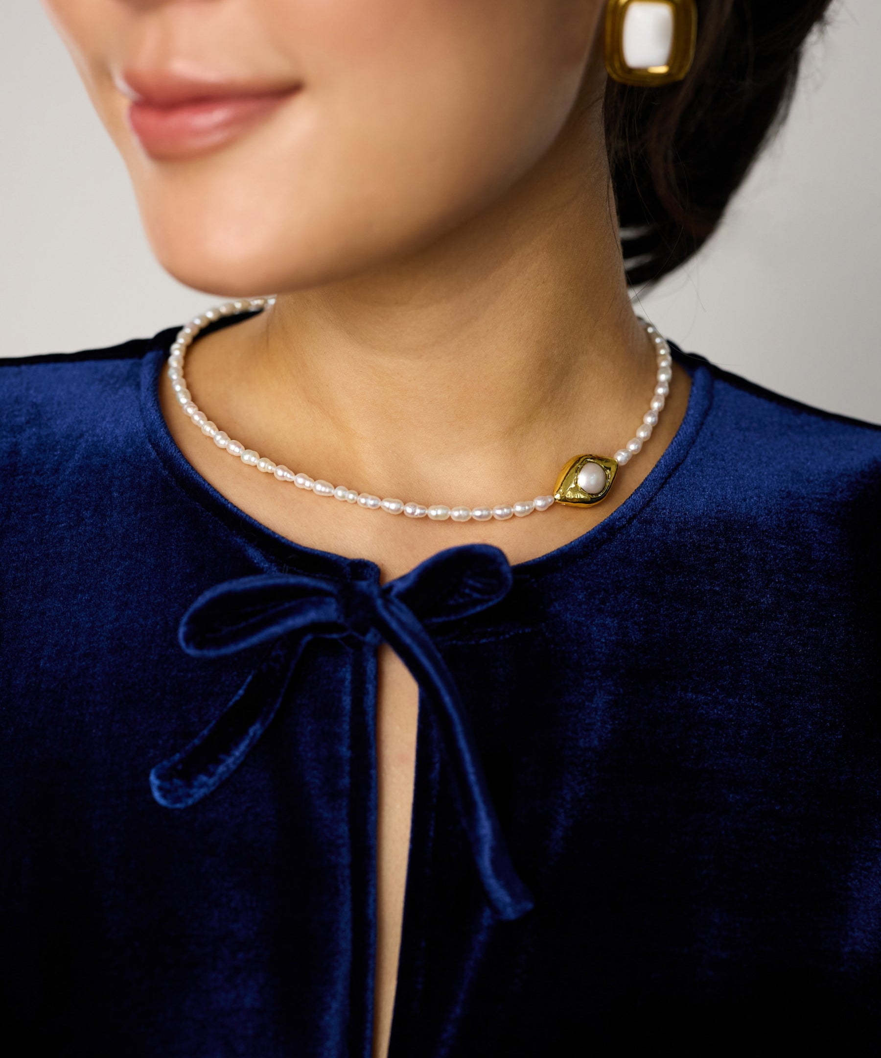 cercei inox, auriu, perle de cultura, cercei statement, cadou, bijuterii, realizat manual, cercei hipoalergenici, agata alba, vintage, pietre semipretioase,  Colier, inox, hipoalergenic, cadou, handmade, realizat manual, bijuterii, perle de cultura, pietre semipretioase, personalizat, mesaj, cadou inedit, accesorii