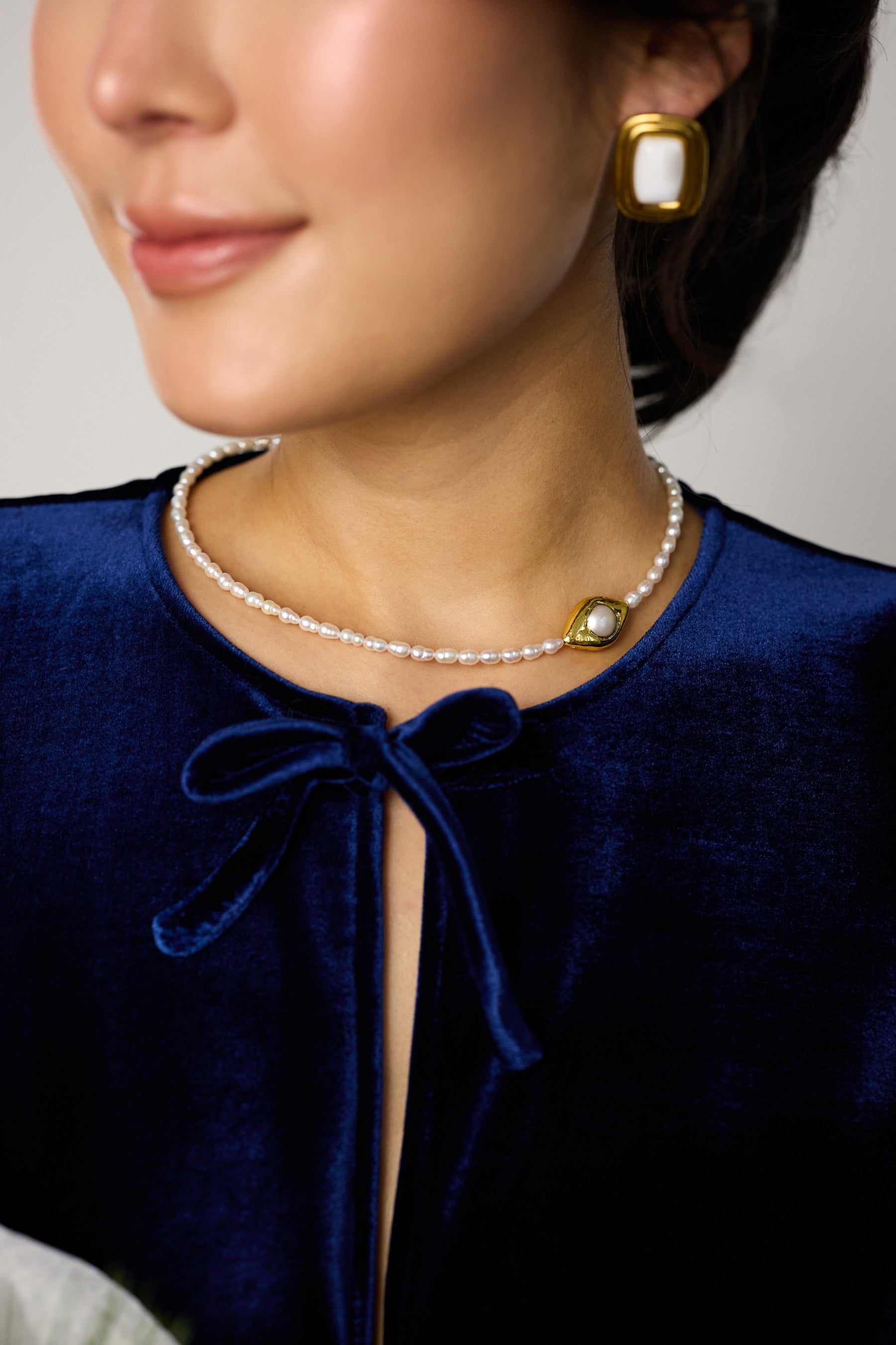 cercei inox, auriu, perle de cultura, cercei statement, cadou, bijuterii, realizat manual, cercei hipoalergenici, agata alba, vintage, pietre semipretioase,  Colier, inox, hipoalergenic, cadou, handmade, realizat manual, bijuterii, perle de cultura, pietre semipretioase, personalizat, mesaj, cadou inedit, accesorii