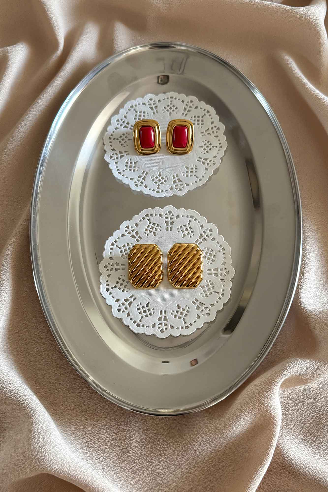 cercei inox, auriu, perle de cultura, cercei statement, cadou, bijuterii, realizat manual, cercei hipoalergenici, agata alba, vintage, pietre semipretioase, onix