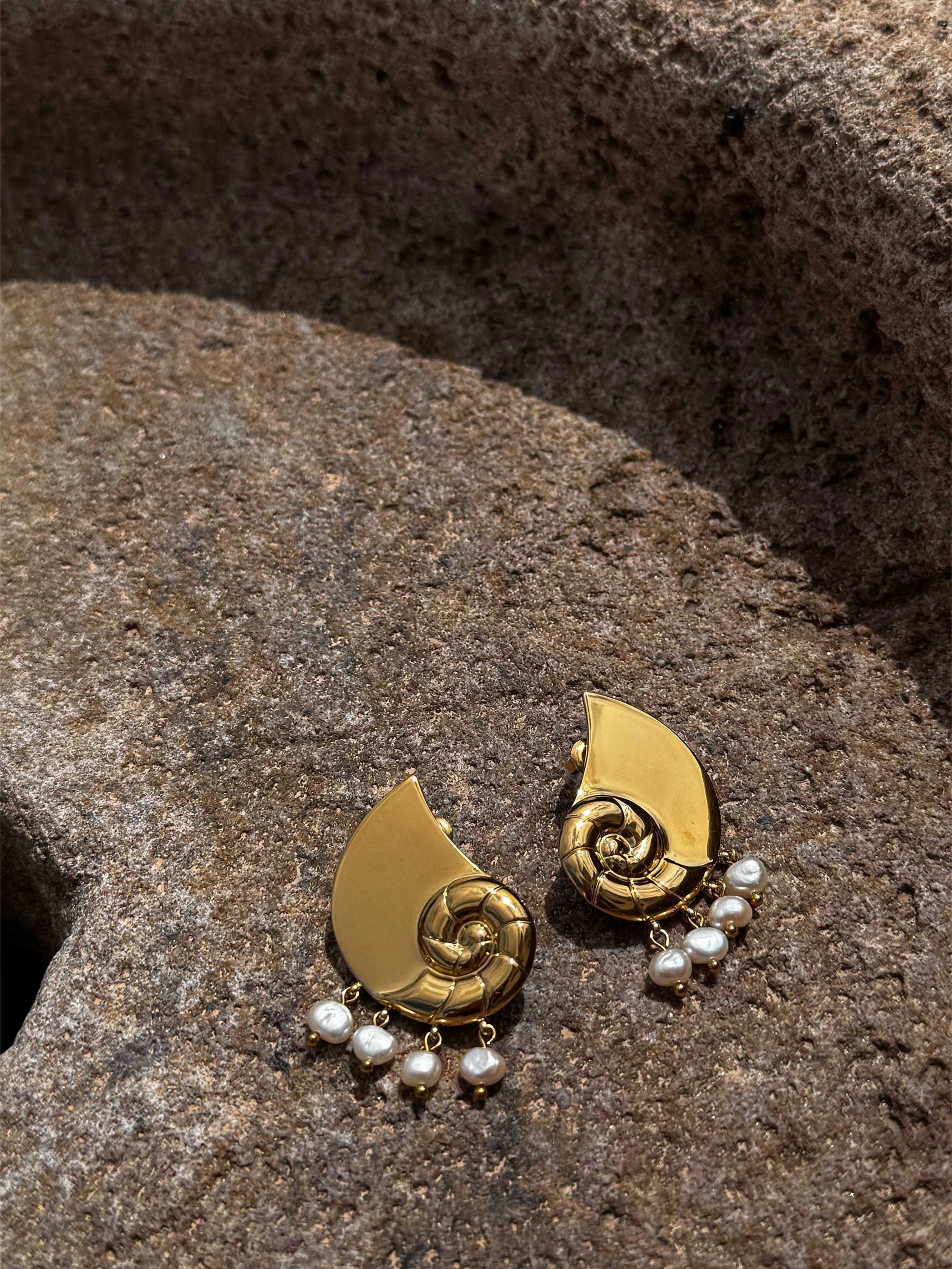 Cercei, inox, hipoalergenic, cadou, handmade, realizat manual, bijuterii, pietre semipretioase, personalizat, perle, perle de cultura, perle baroc, auriu, cadou inedit, accesorii, vara, statement, scoica