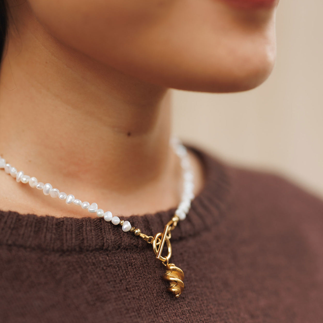 Colier, inox, aur, hipoalergenic, cadou, handmade, realizat manual, bijuterii, perle de cultura, pandantiv, perla baroc, auriu, pietre semipretioase, hematite, , accesorii, handcrafted, statement, lant, lantisor, cadou