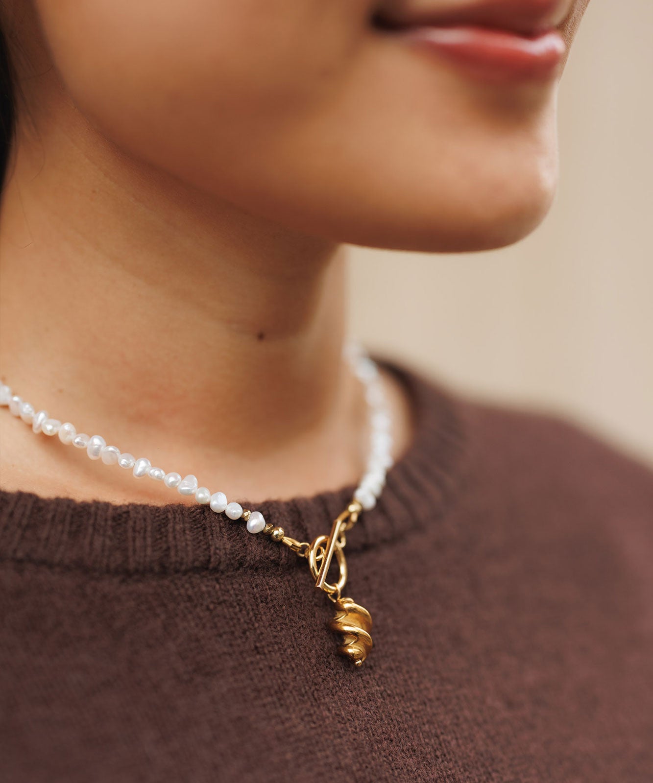 Colier, inox, aur, hipoalergenic, cadou, handmade, realizat manual, bijuterii, perle de cultura, pandantiv, perla baroc, auriu, pietre semipretioase, hematite, , accesorii, handcrafted, statement, lant, lantisor, cadou