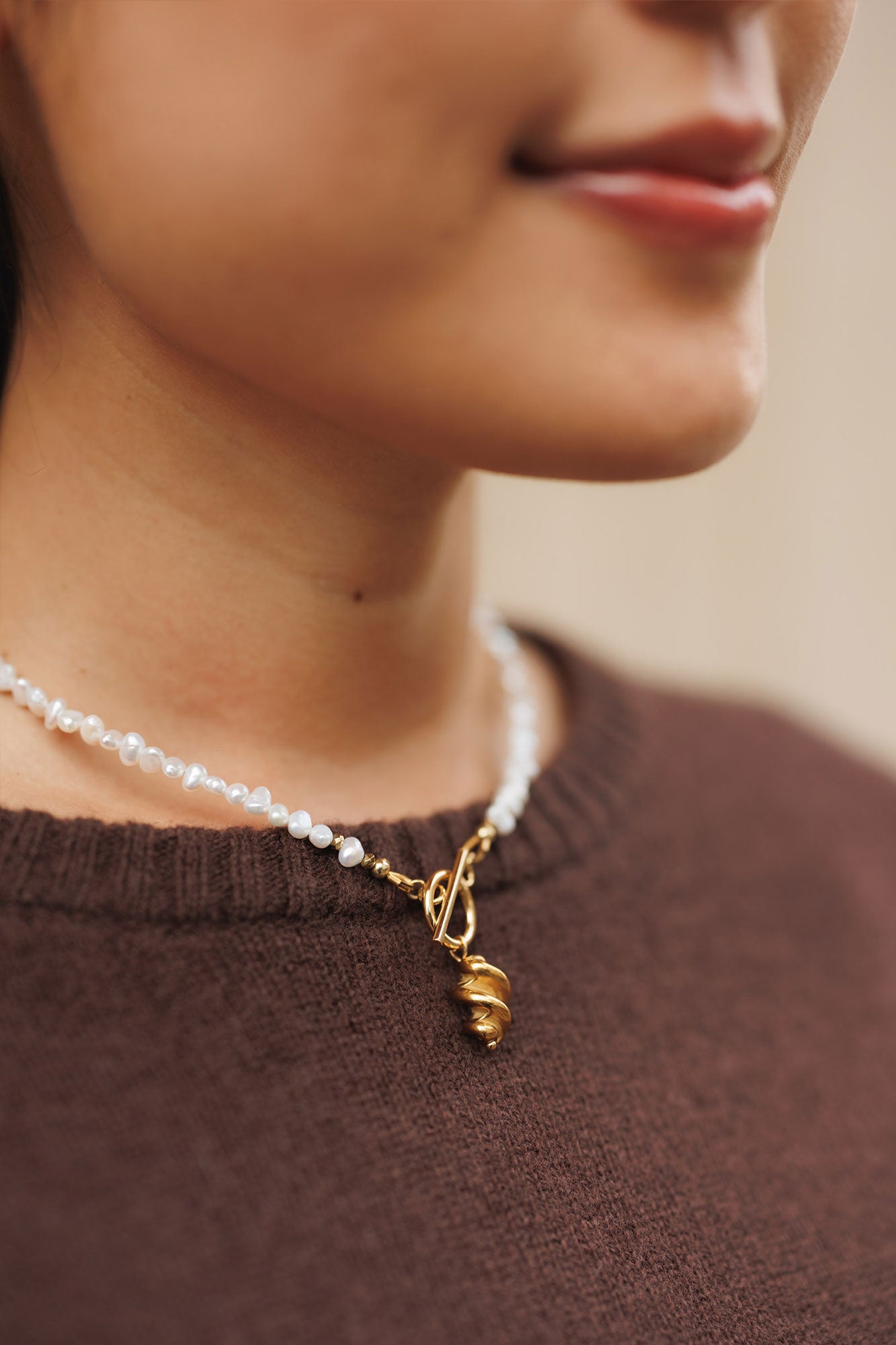 Colier, inox, aur, hipoalergenic, cadou, handmade, realizat manual, bijuterii, perle de cultura, pandantiv, perla baroc, auriu, pietre semipretioase, hematite, , accesorii, handcrafted, statement, lant, lantisor, cadou