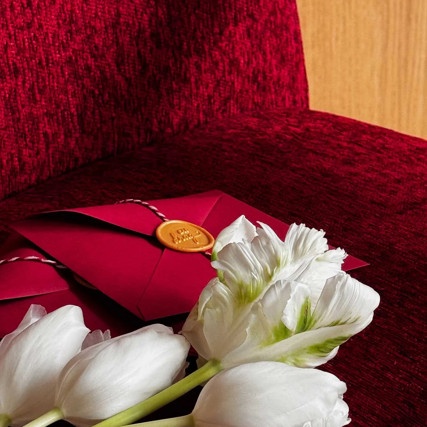 Martisor, handmade, realizat manual, catifea, brosa, perla, perla baroc, cadou, 1 martie, brosa de catifea, brosa cu perla, brosa realizata manual, catifea rosie, brosa cu funda, fundita de catifea, martisor funda, fir de martisor