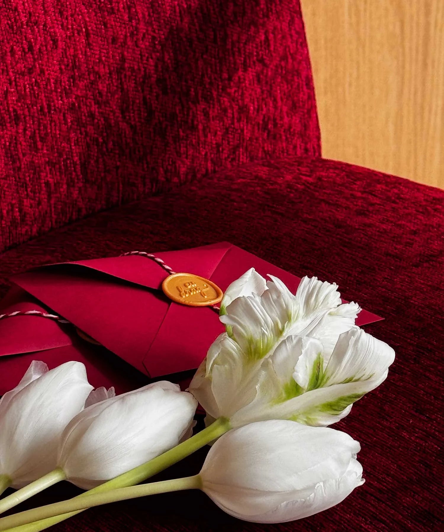 Martisor, handmade, realizat manual, catifea, brosa, perla, perla baroc, cadou, 1 martie, brosa de catifea, brosa cu perla, brosa realizata manual, catifea rosie, brosa cu funda, fundita de catifea, martisor funda, fir de martisor