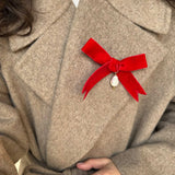 Martisor, handmade, realizat manual, catifea, brosa, perla, perla baroc, cadou, 1 martie, brosa de catifea, brosa cu perla, brosa realizata manual, catifea rosie, brosa cu funda, fundita de catifea, martisor funda, fir de martisor